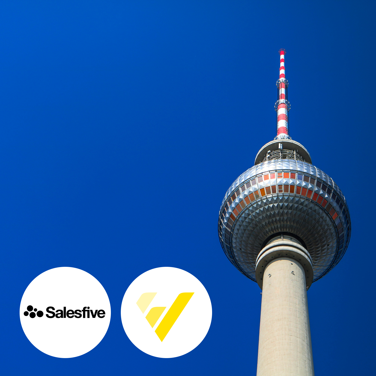 Berliner Fernsehturm vor blauem Himmel