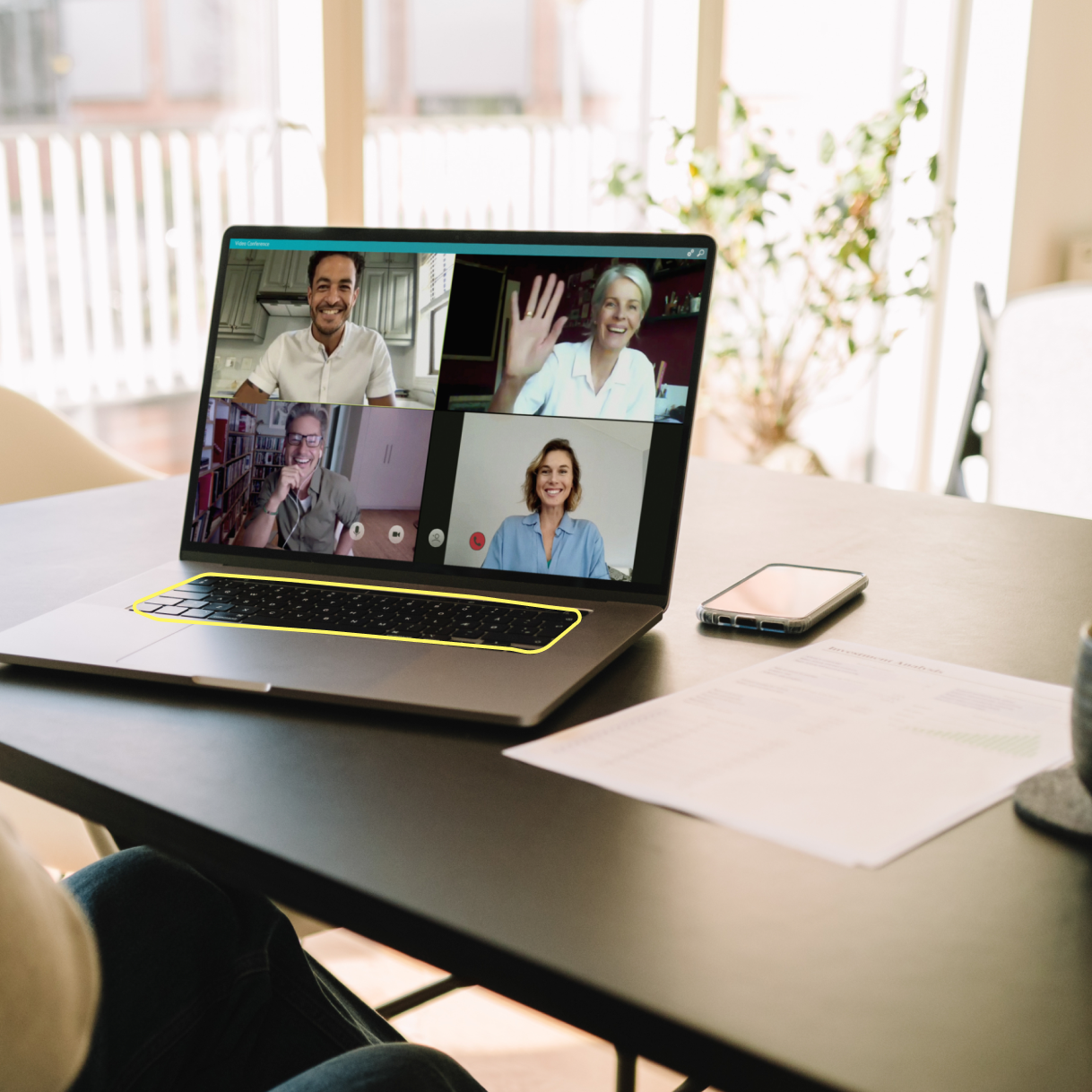 Laptop mit einem laufenden Webinar steht auf dem Tisch