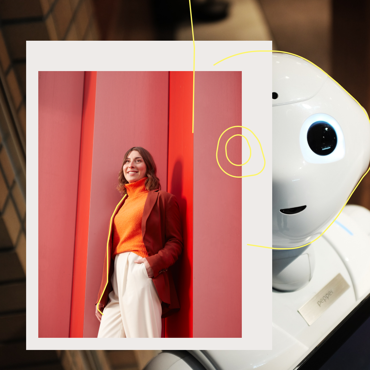 Frau vor roter Wand im Hintergrund weißer Roboter