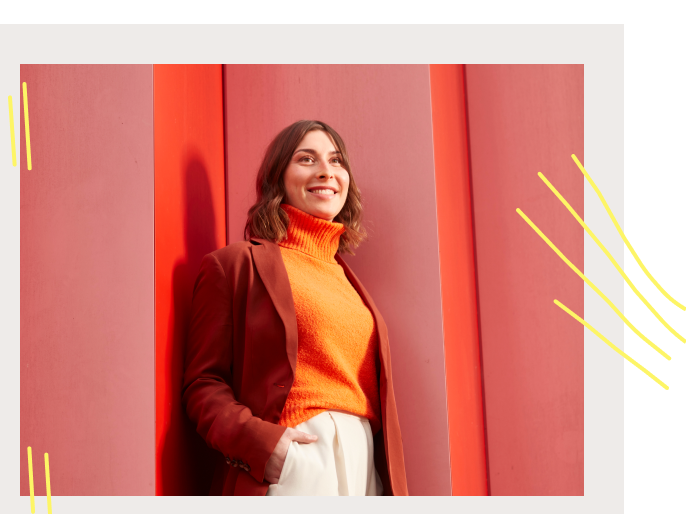 Frau steht vor rotem Hintergrund