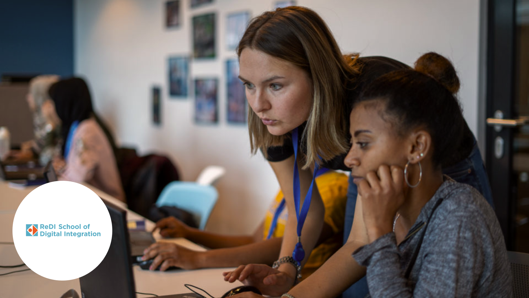 Zwei Frauen schauen auf einen Laptop