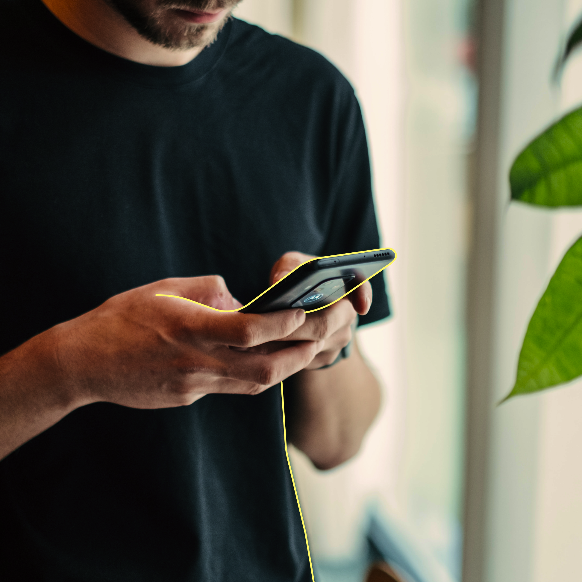 Ein Mann hält ein Smartphone in den Händen und tippt