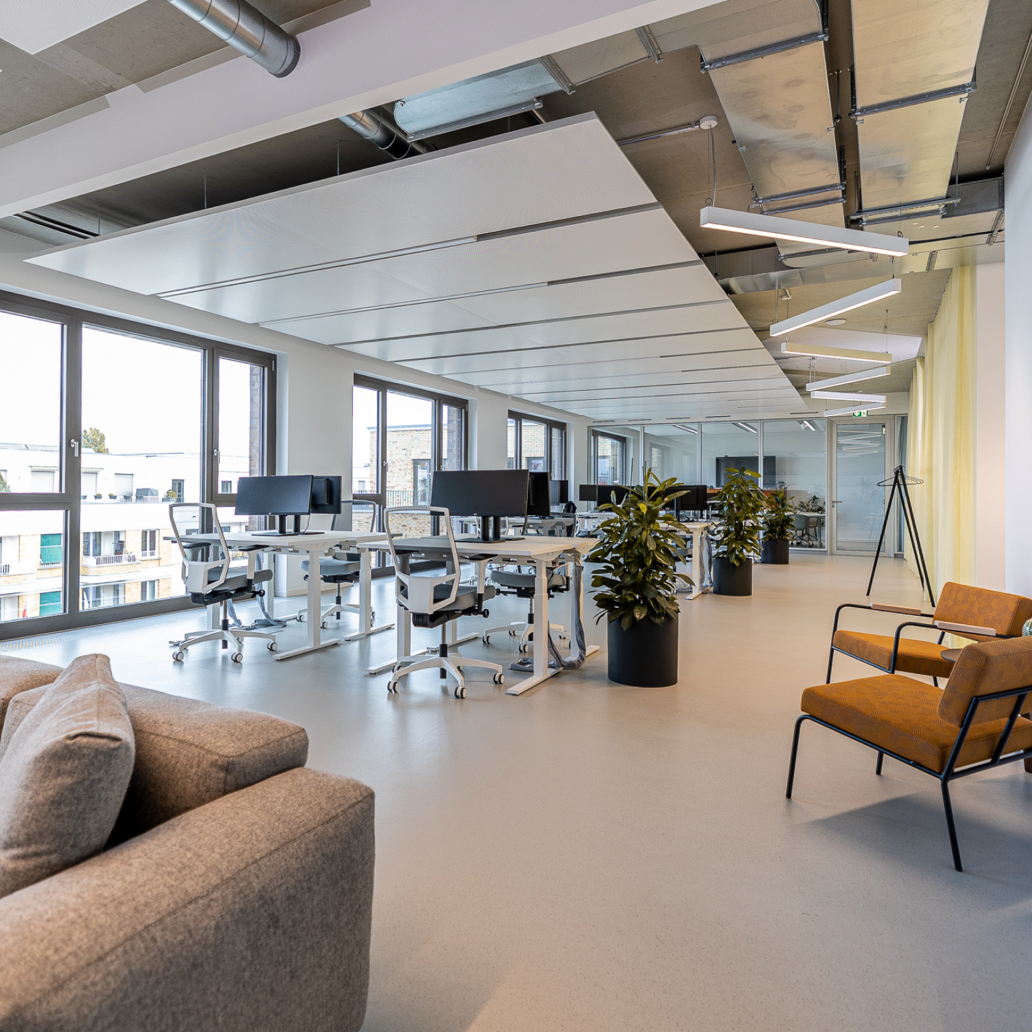 Offenes und helles Büro mit einer Couch im Vordergrund