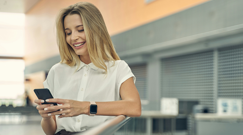 Junge Frau mit Handy