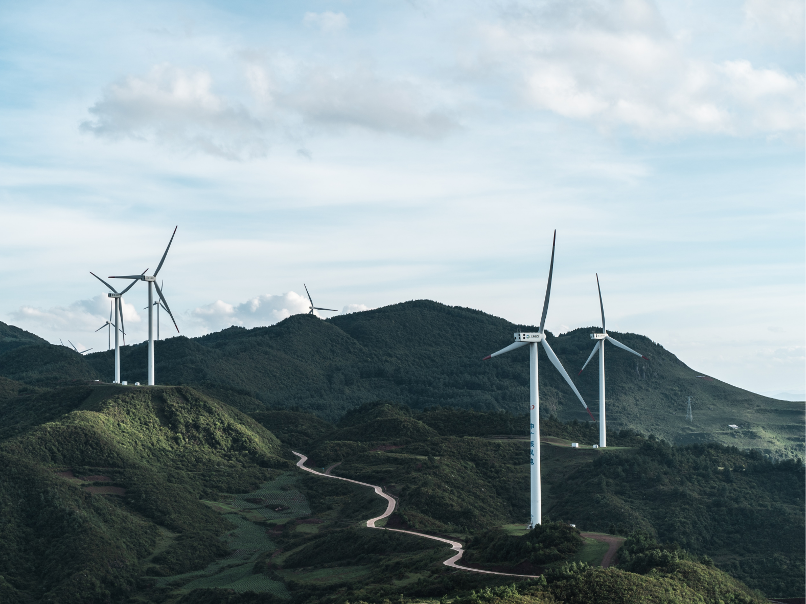 Windräder in hügeliger Landschaft