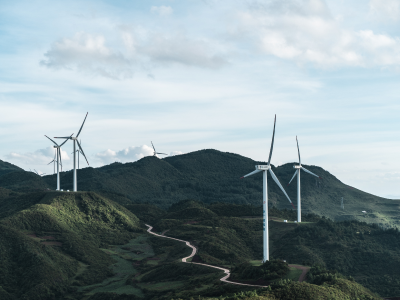 Windräder in hügeliger Landschaft