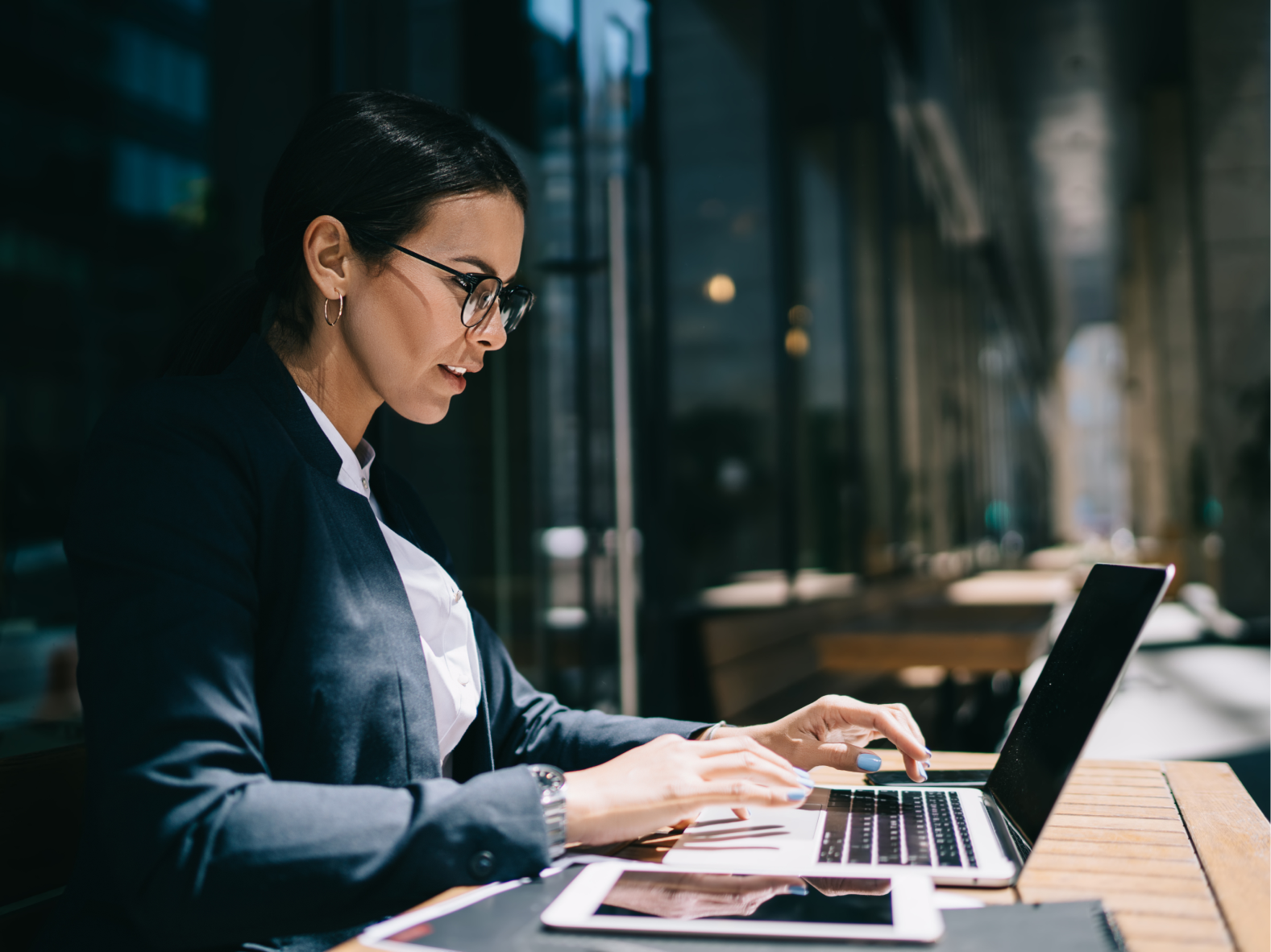 Frau arbeitet an Laptop