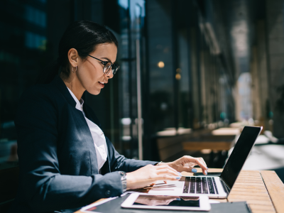 Frau arbeitet an Laptop
