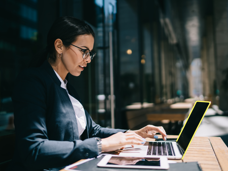 Frau arbeiten an Laptop