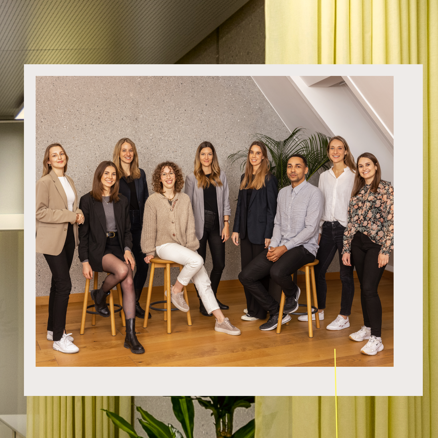 HR Team blickt lachend in die Kamera