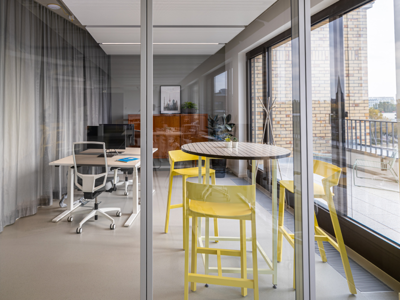 Düsseldorf: Kleines Büro mit gelben Stühlen