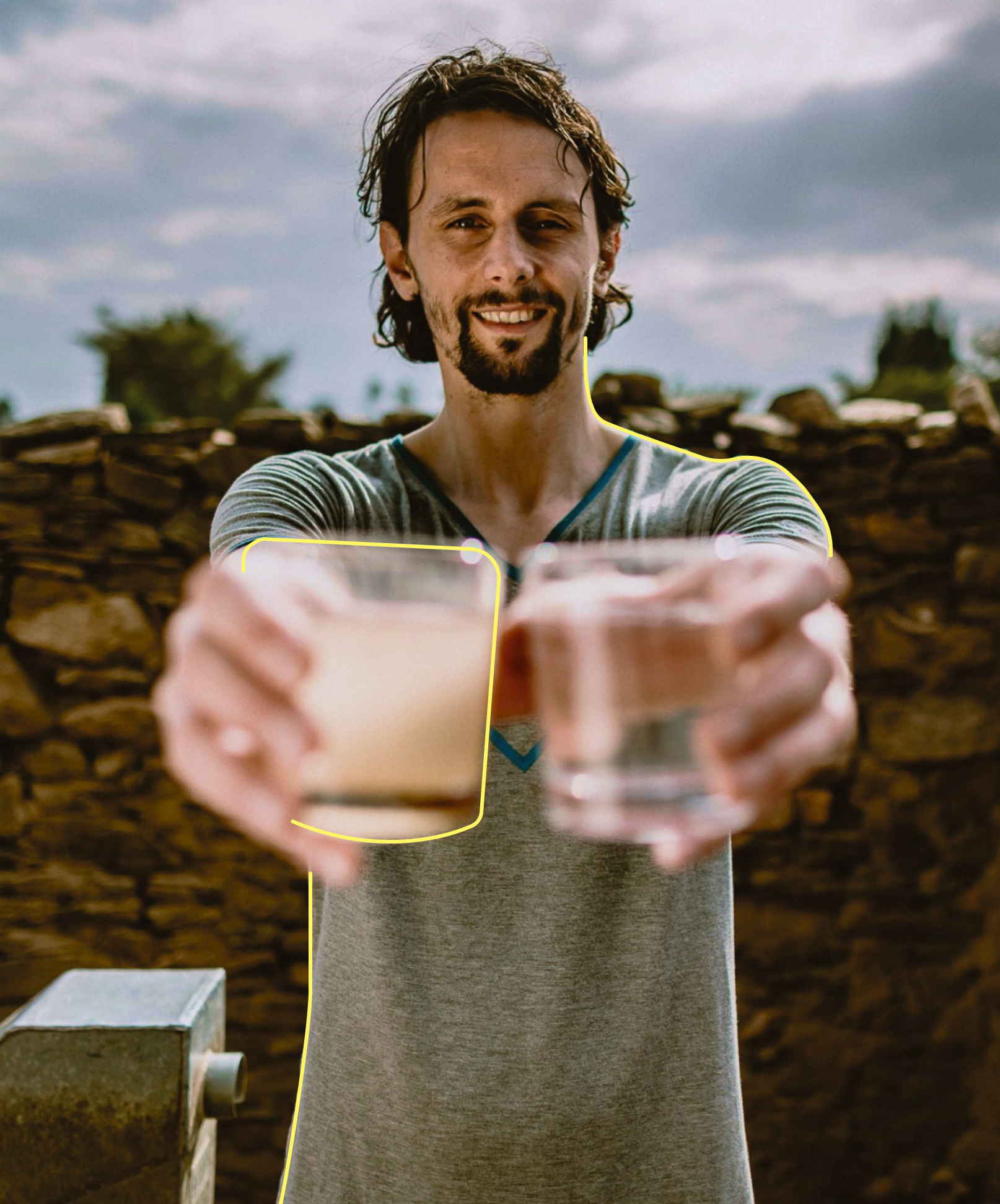 Neven Subotic hält zwei Gläser mit Wasser vor die Kamera