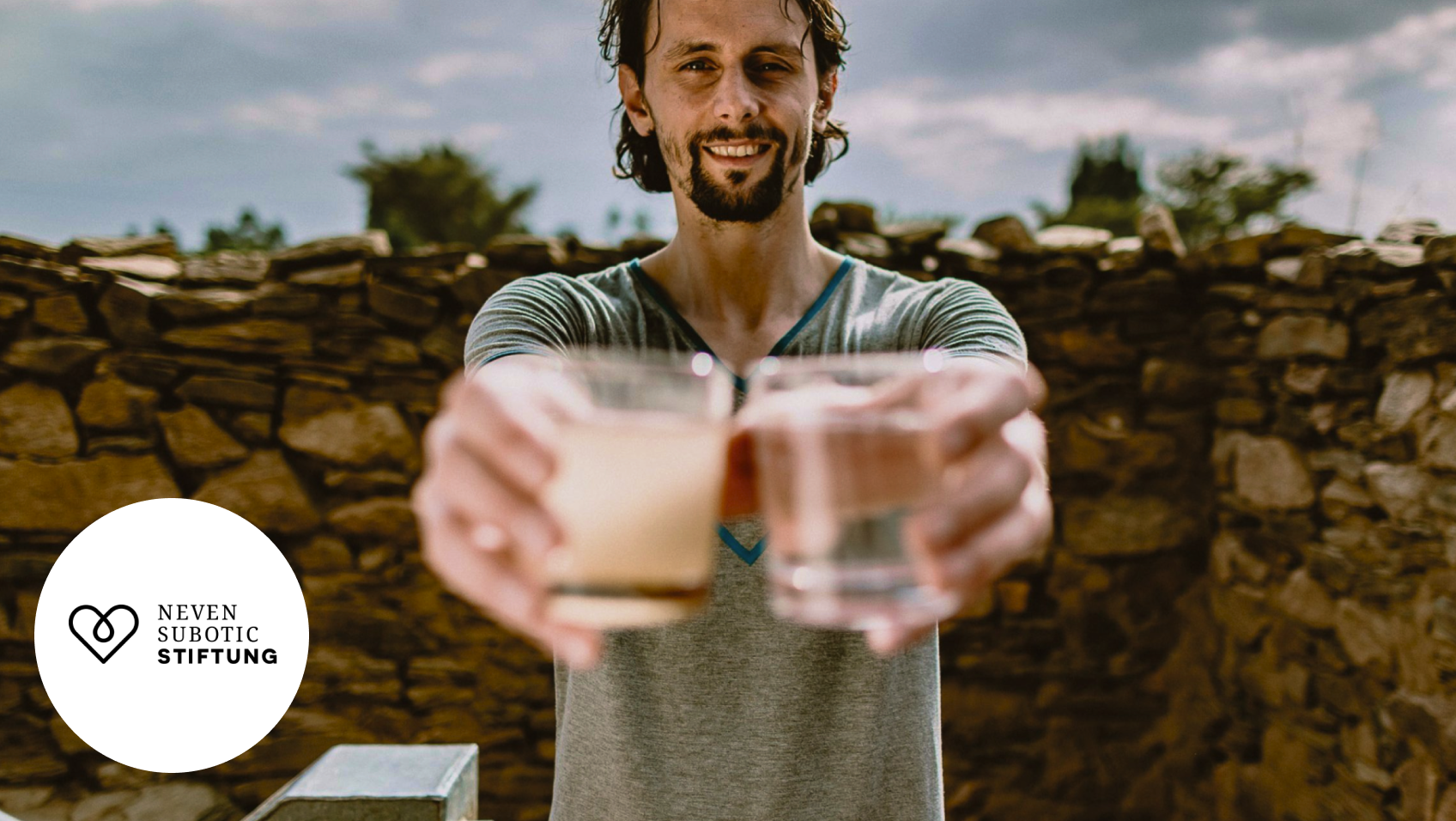 Neven Subotic hält zwei Gläser mit Wasser vor die Kamera