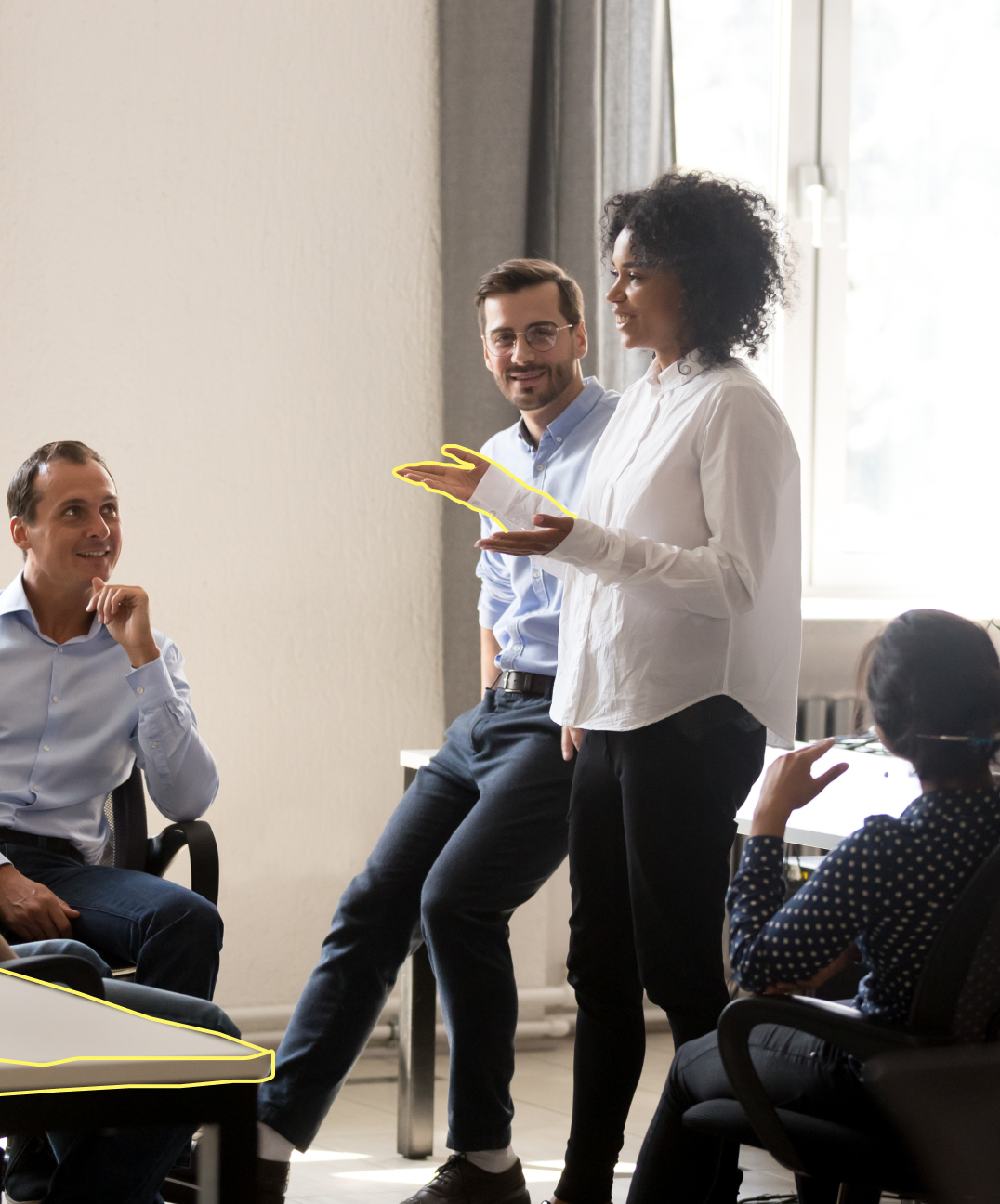 Personen besprechen im Büro verschiedene Digitalisierungsthemen