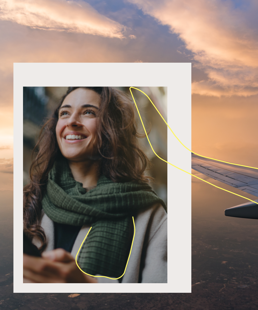 Lachende Frau mit grünem Schal und Flugzeug im Hintergrund