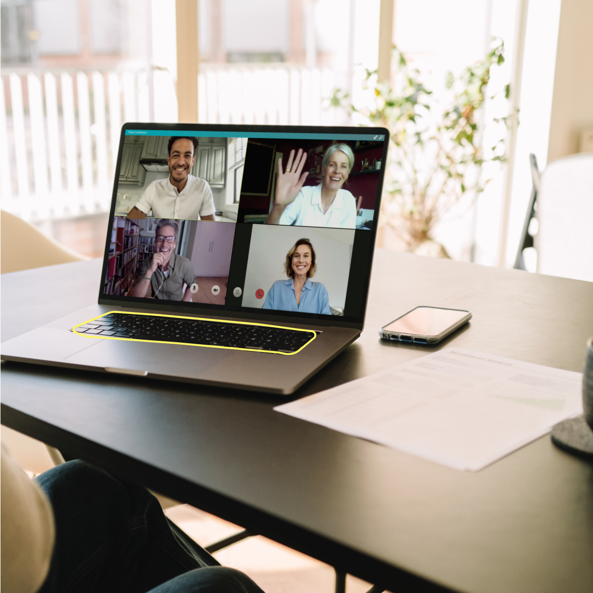 Laptop auf dem ein Online Meeting zu sehen ist