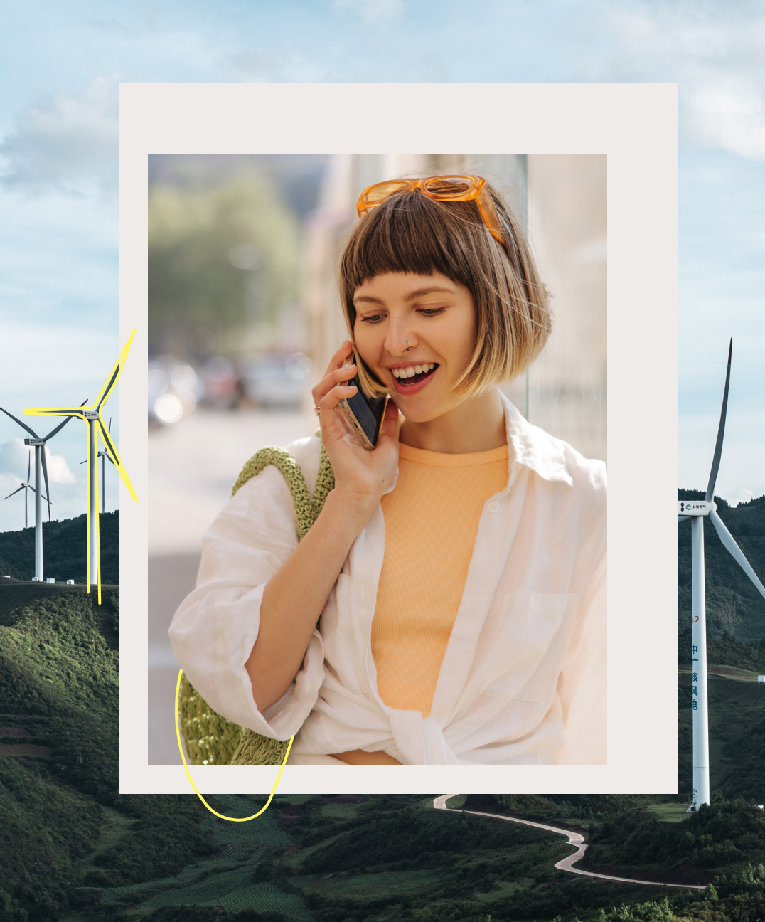 Frau telefoniert im Hintergrund Windräder