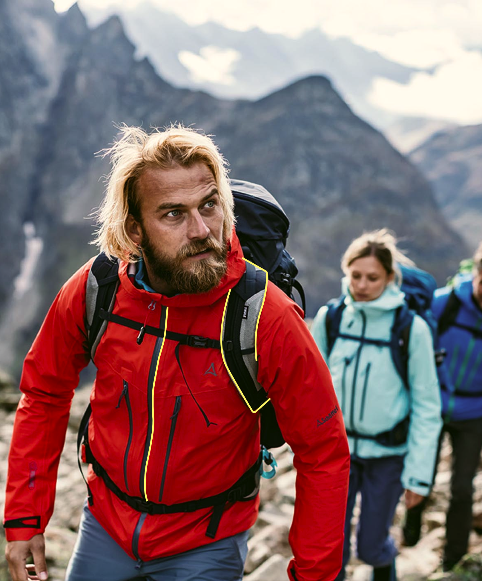 Ein Mann lächelt beim Wandern