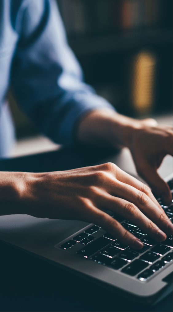 Mann steht vor rotem Hintergrund