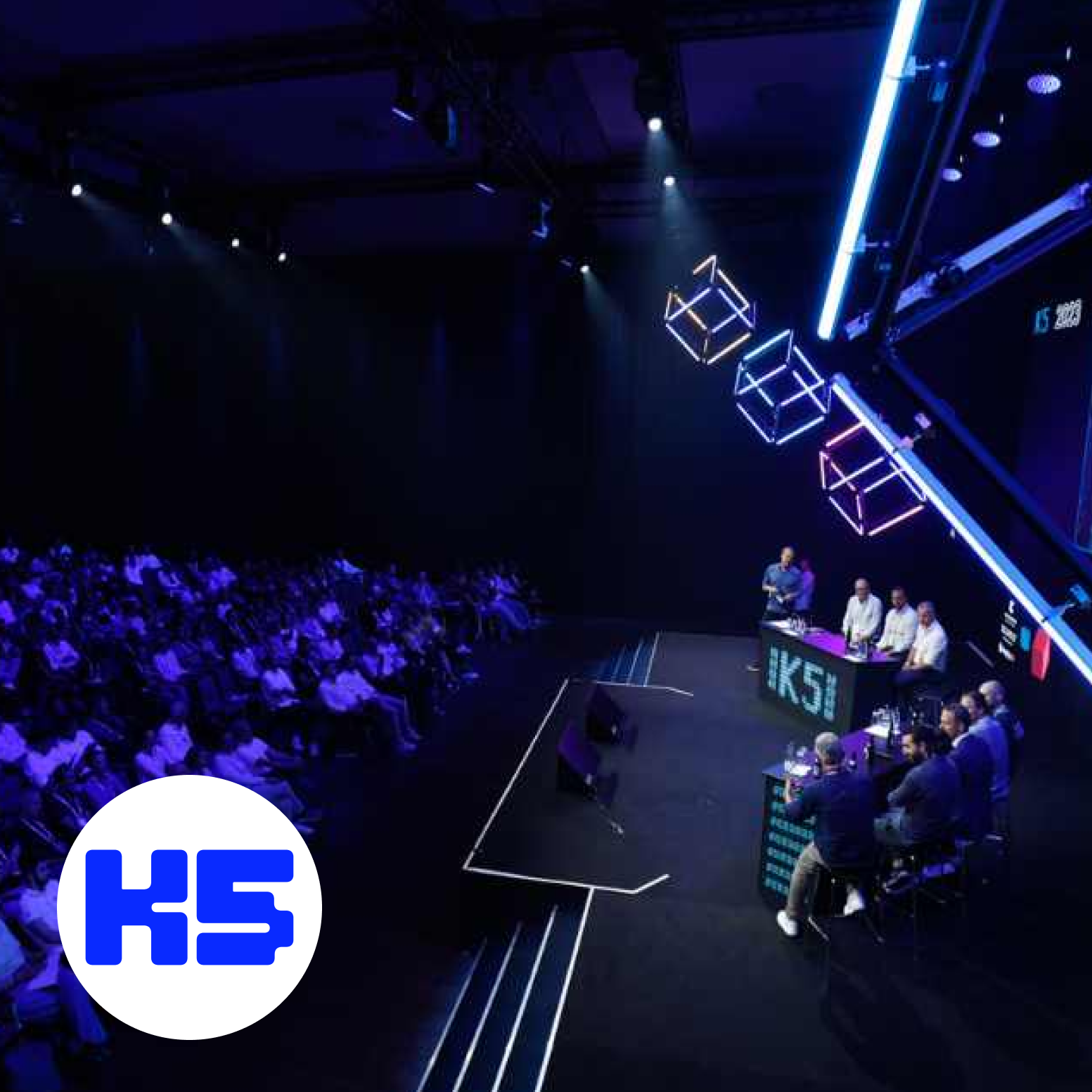 Bühne der K5 FUTURE RETAIL CONFERENCE mit Paneldiskussion vor großem Publikum, modernes Event-Setup mit LED-Beleuchtung und K5-Branding – führende E-Commerce-Konferenz in Deutschland.