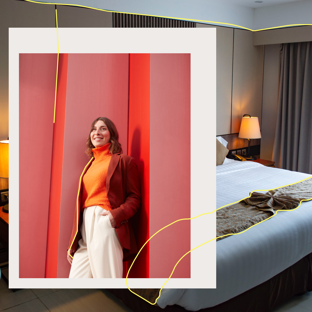 Frau vor roter Wand im Hintergrund Hotelzimmer