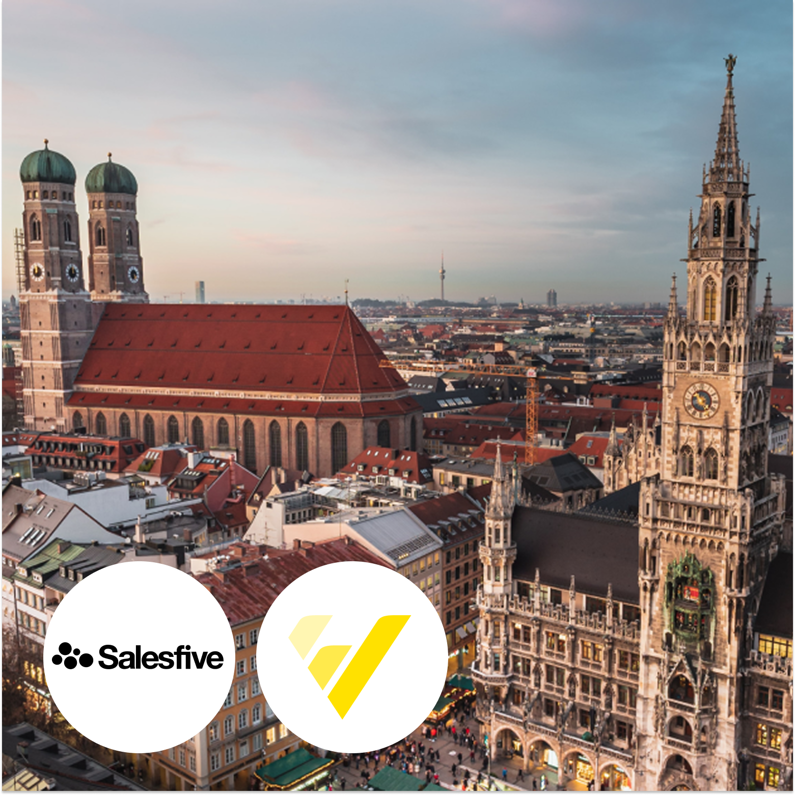 Blick auf Rathaus in München mit Logos von Salesfive und Vertriebsmanager Verband