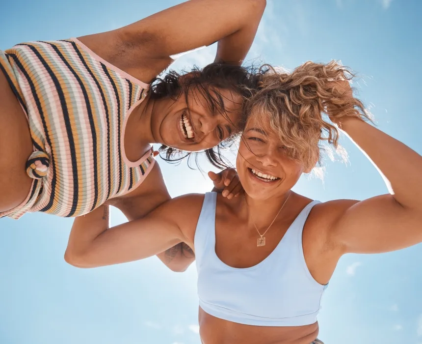 Frauen, die unter der Sonne lächeln