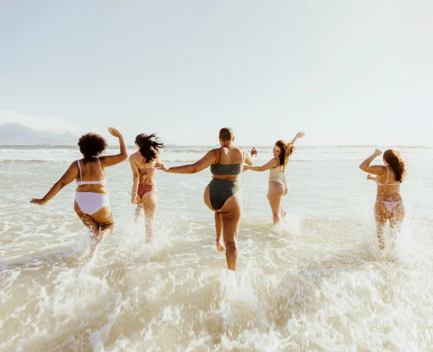 Eine Gruppe von Frauen rennt durch das Meer