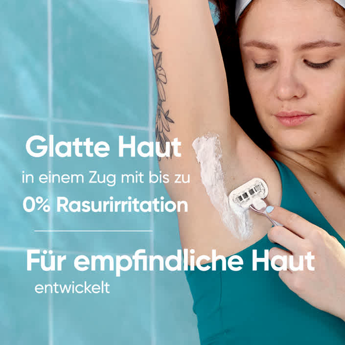 Frau rasiert sich die Achseln mit dem Gillette Venus Damenrasierer. Glatte Haut in einem Zug mit bis zu 0 % Rasurirritation für empfindliche Haut entwickelt
