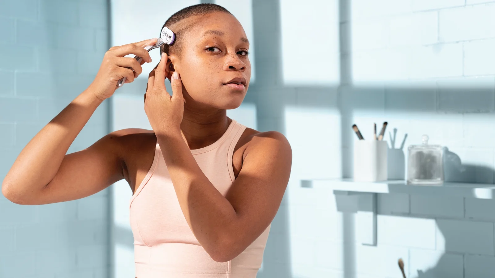 Wie rasiert man sich als Frau den Kopf und wie pflegt man ihn - Bild