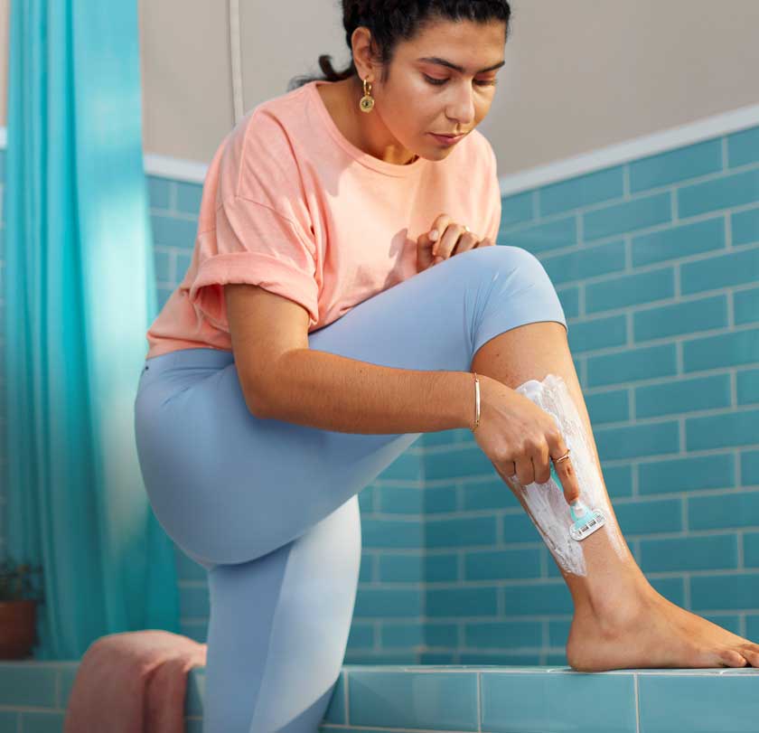 Frau rasiert ihr Bein mit Gillette Venus Simply 3 Sensitive