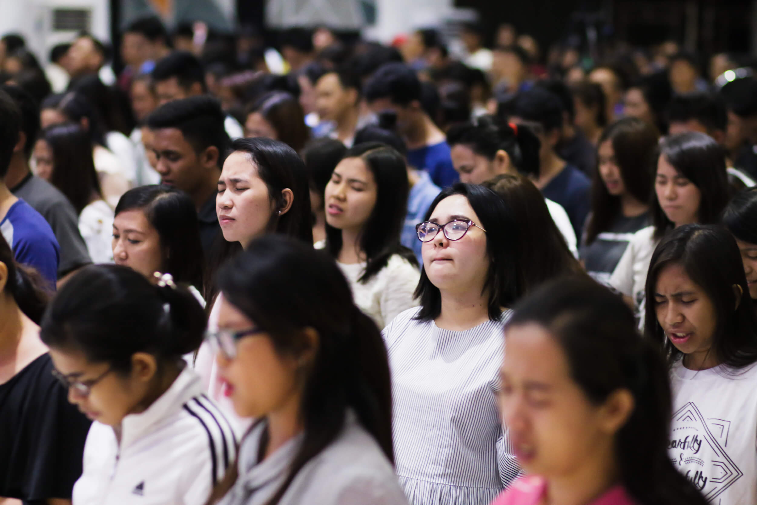 The crowd praying to God together