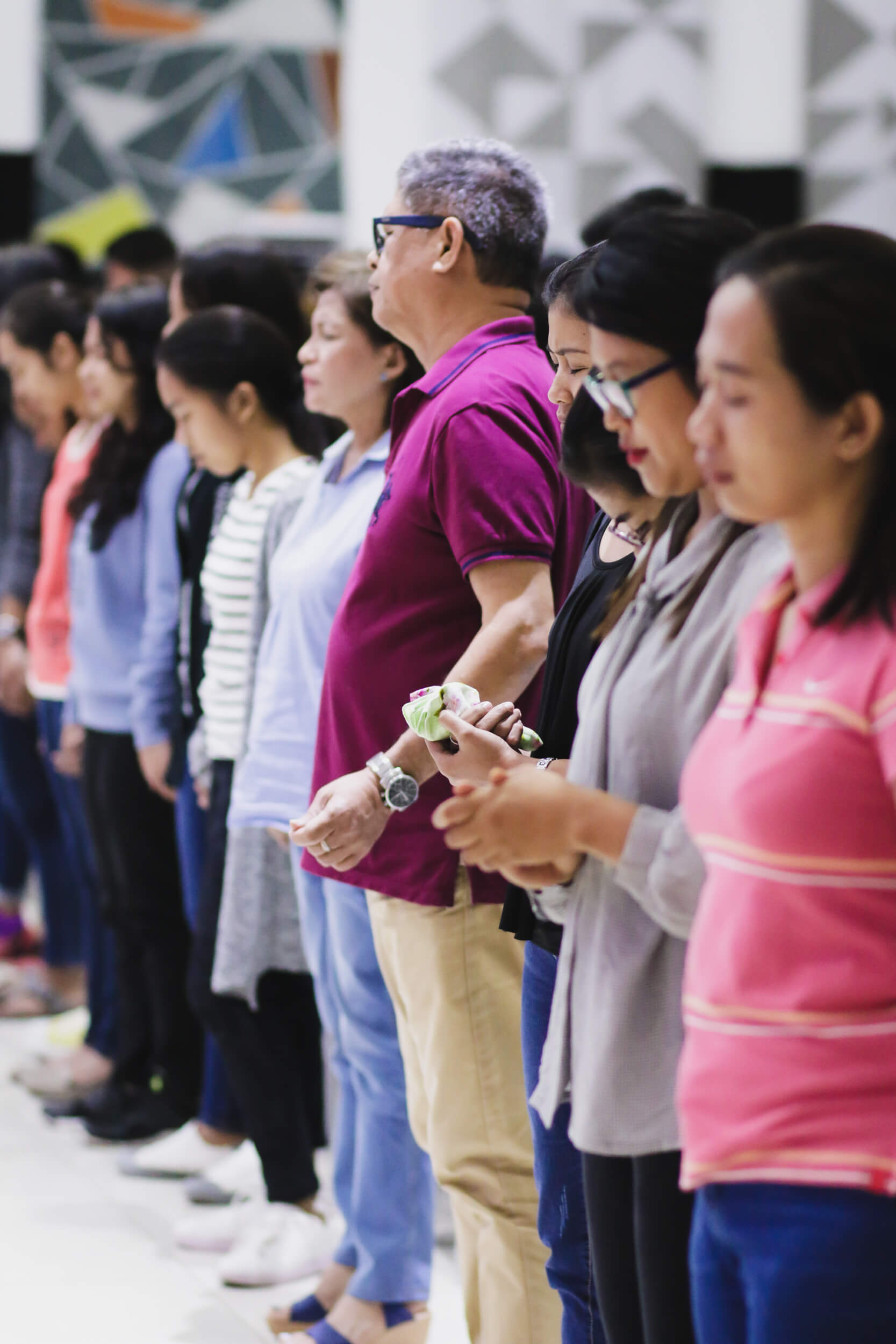 Crowd at CCFI-Gensan holding hands and praying together.