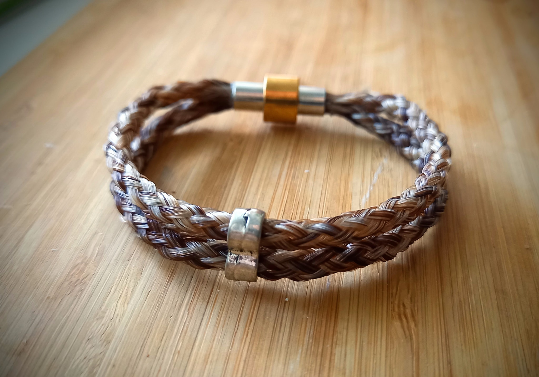 Tuplapunos pyöreästä punoksesta magneettilukolla.