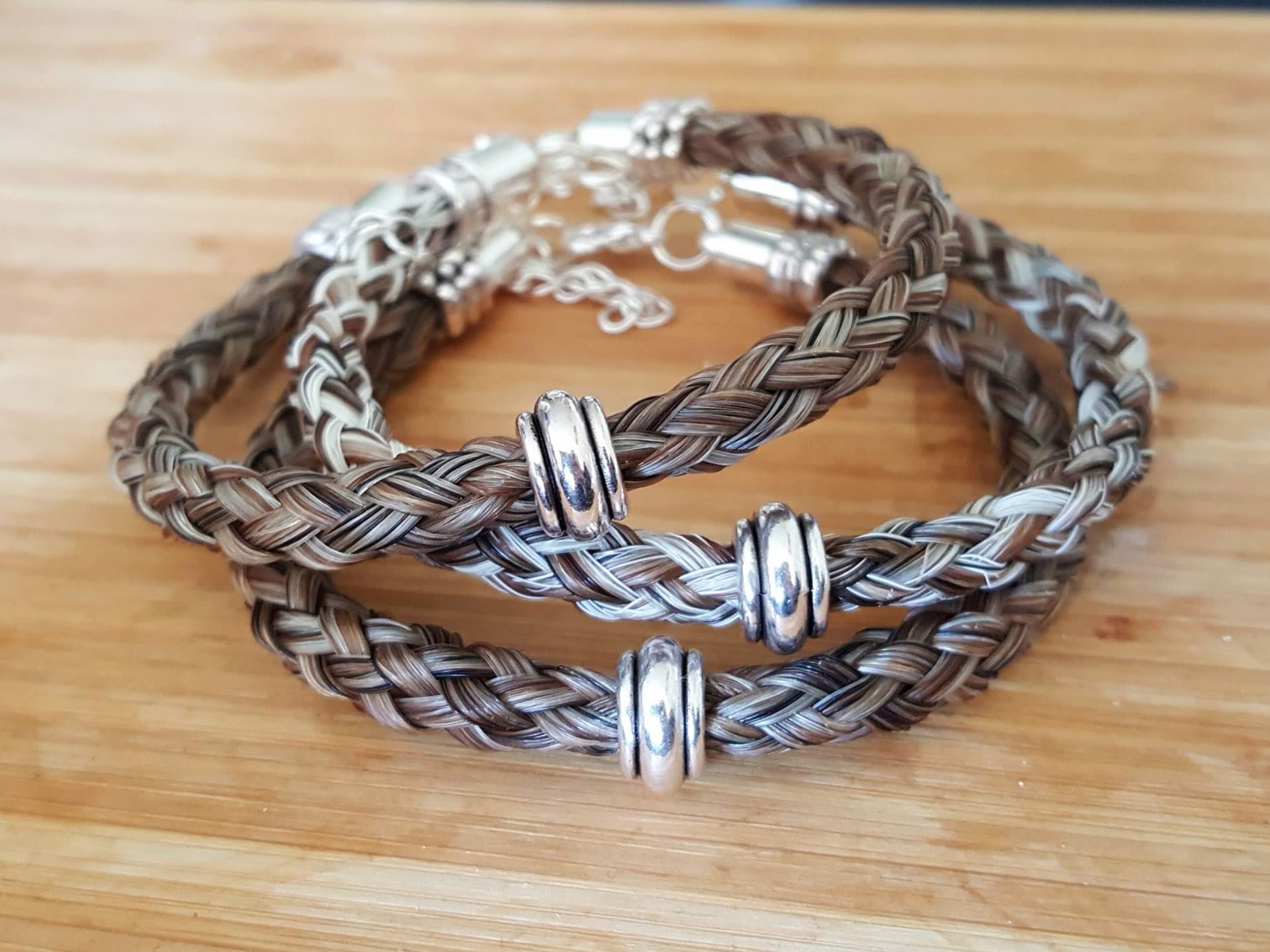 Esimerkkikuvia pyöreällä punoksella tehdyistä rannekoruista