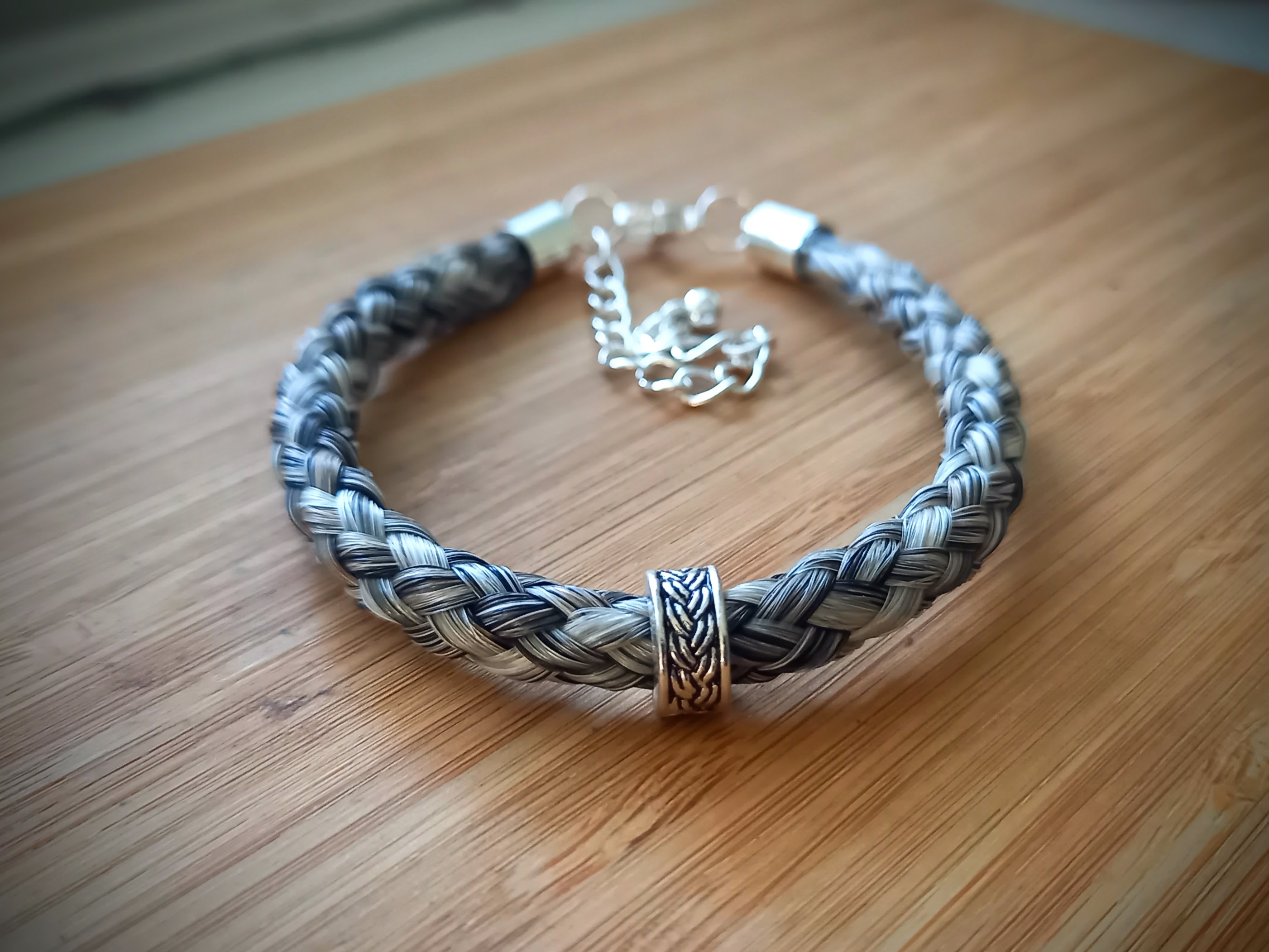 Pyöreä punos lettihelmellä.