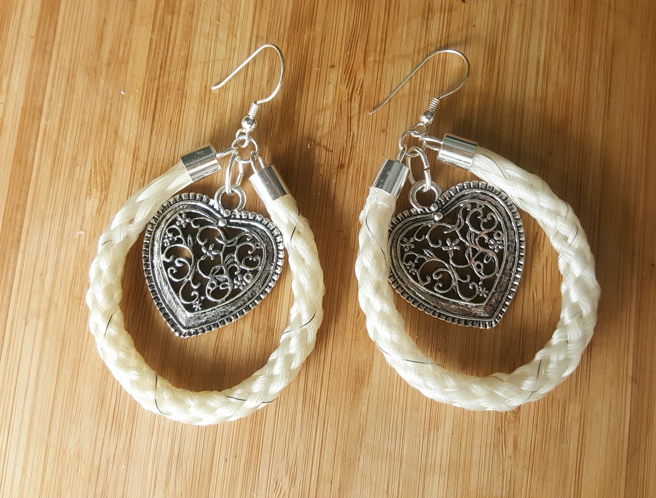 Pisarakorvakorut isoilla sydämillä.