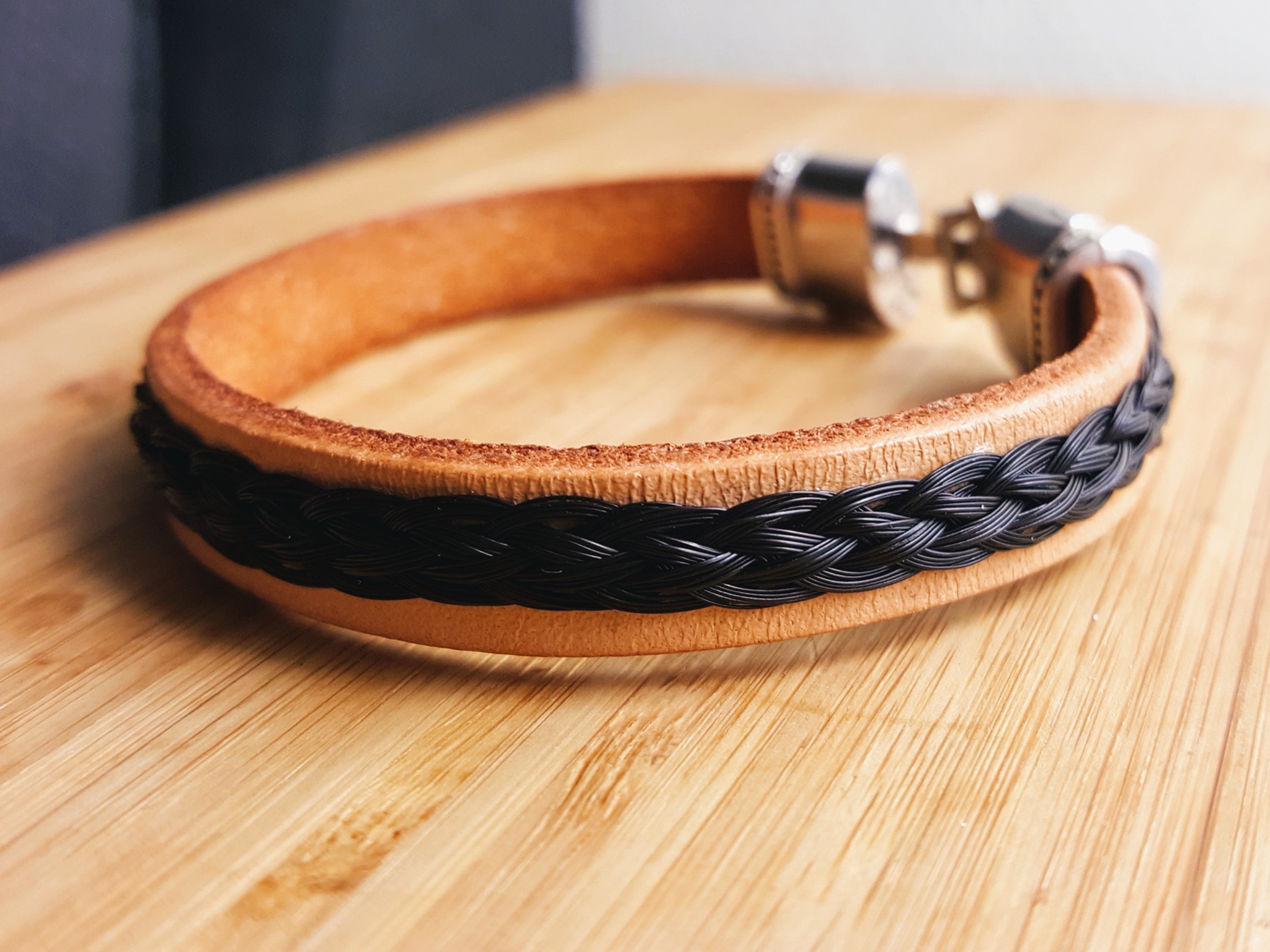 Nahkanauhakoru puolipyöreällä punoksella.