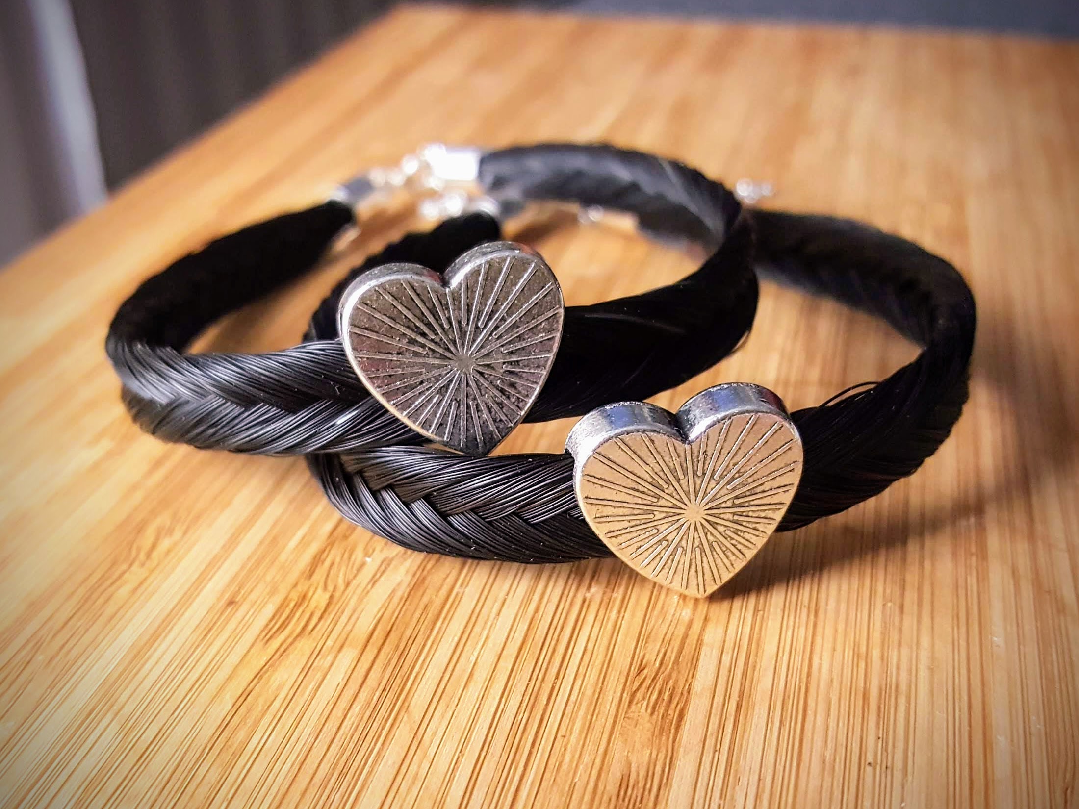 Rannekorut kalanruotopunoksella ja sydänkoristeilla.