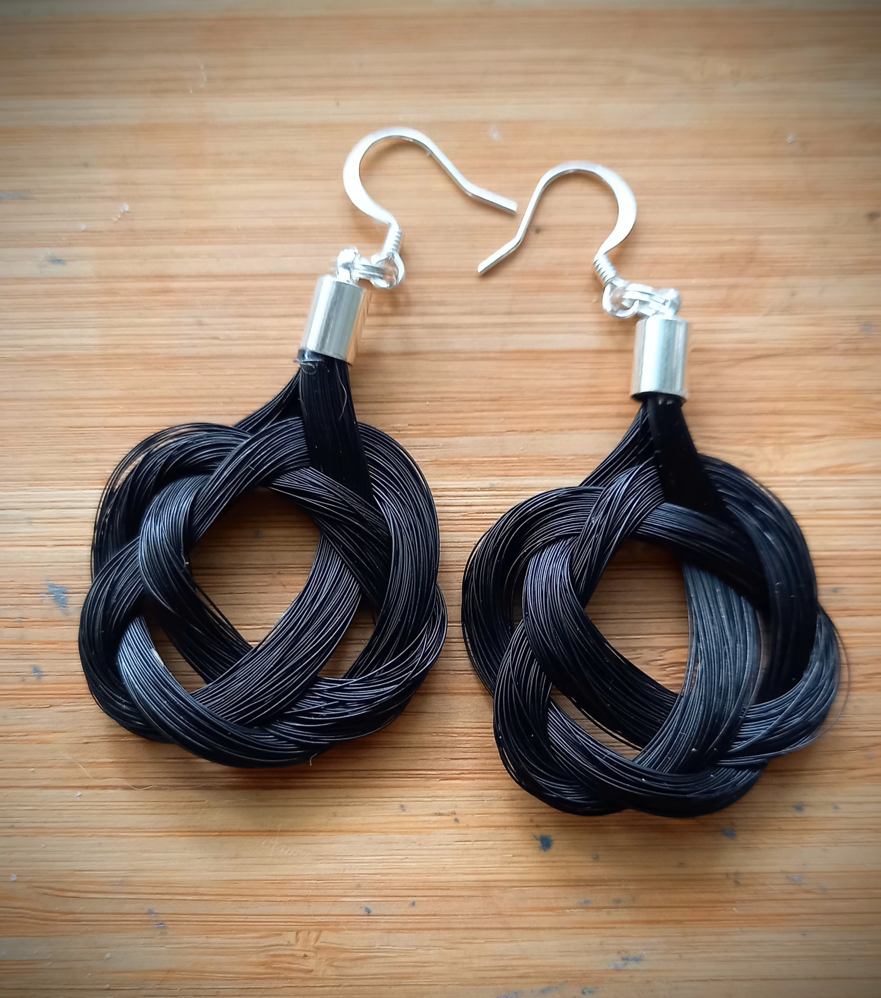 Mustat solmukorvakorut.