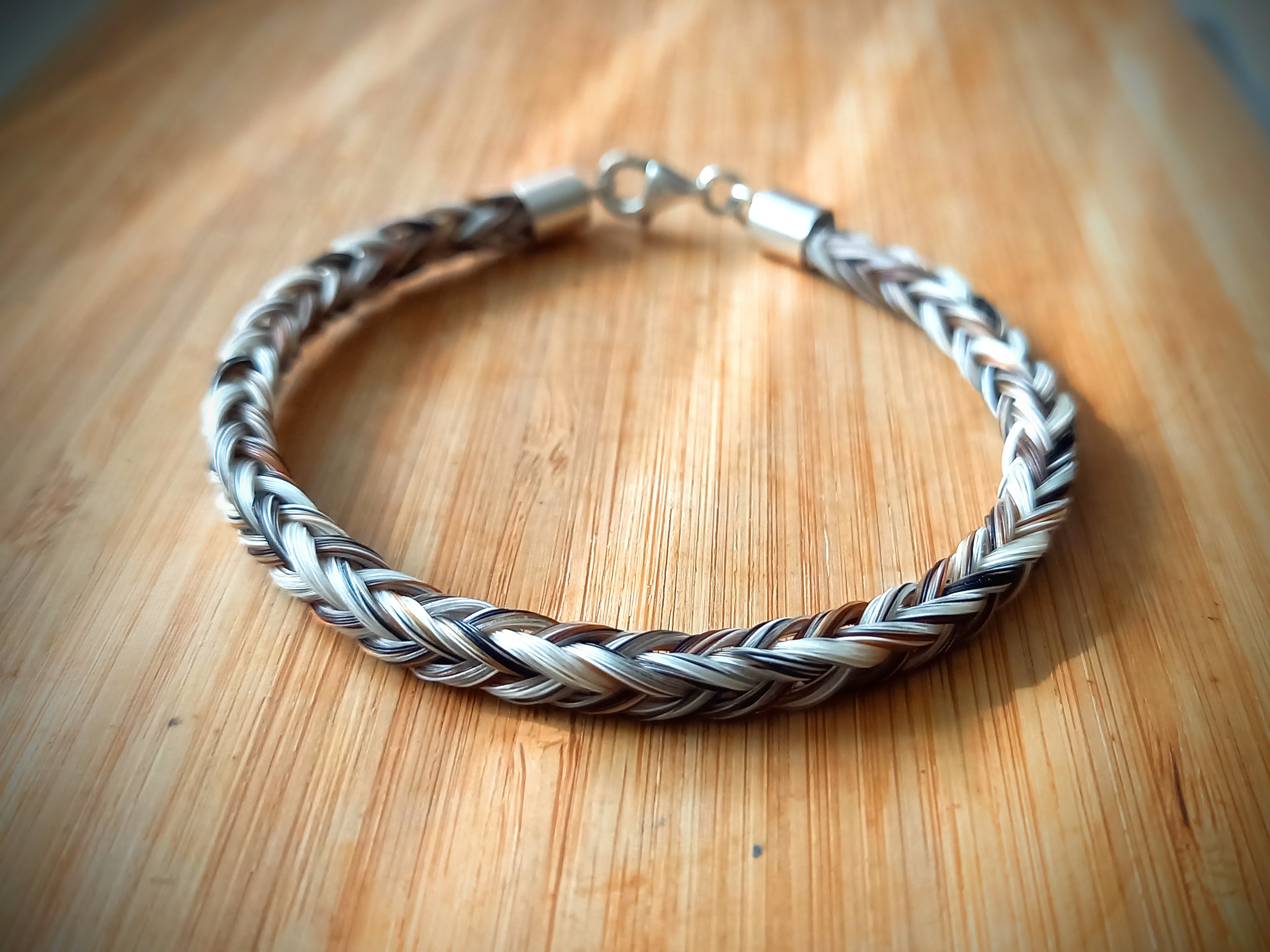 Neliöpunos hopeaosilla.