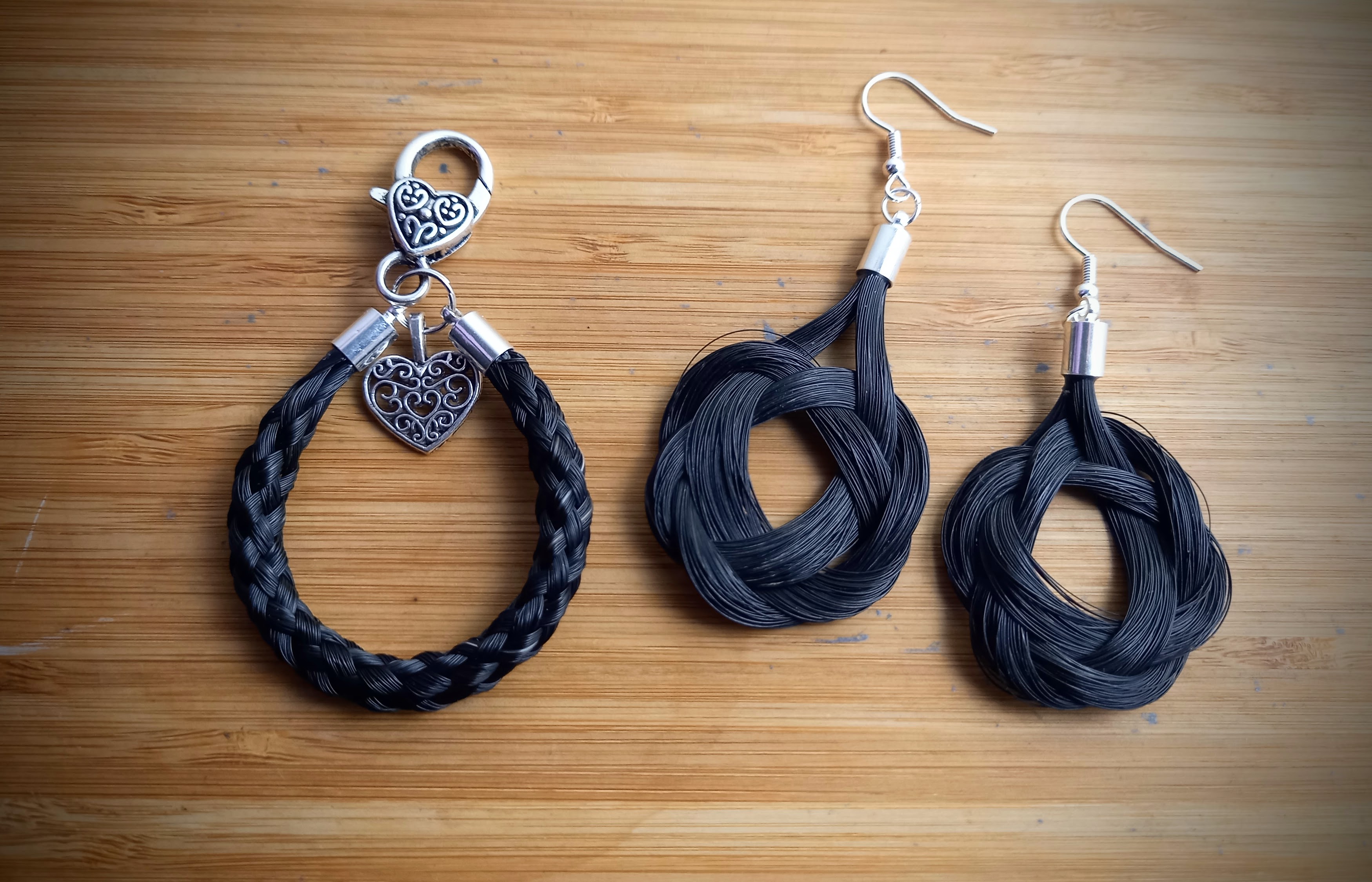 Avaimenperä ja solmukorvakorut