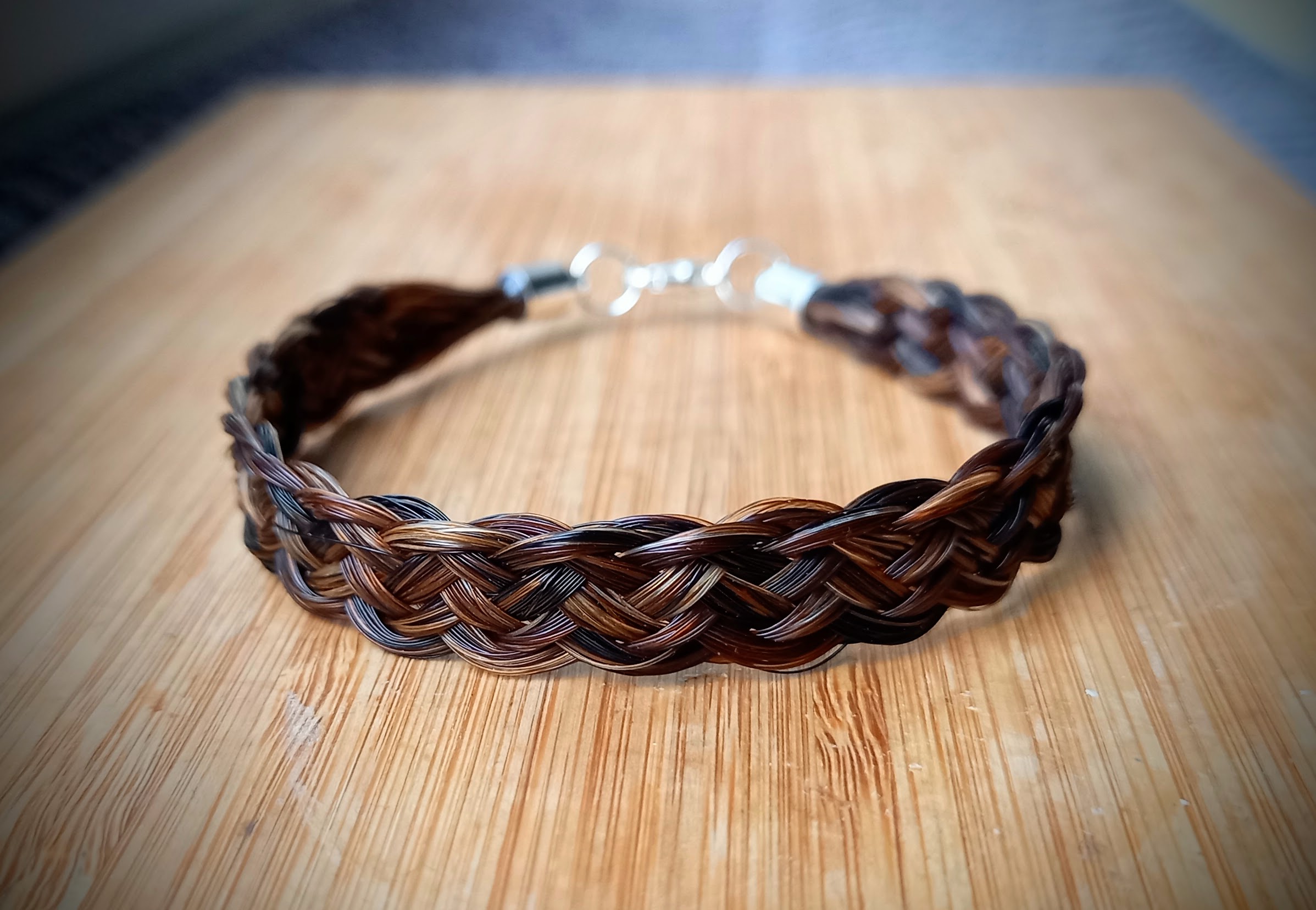 Litteä punos ruskeista jouhista.