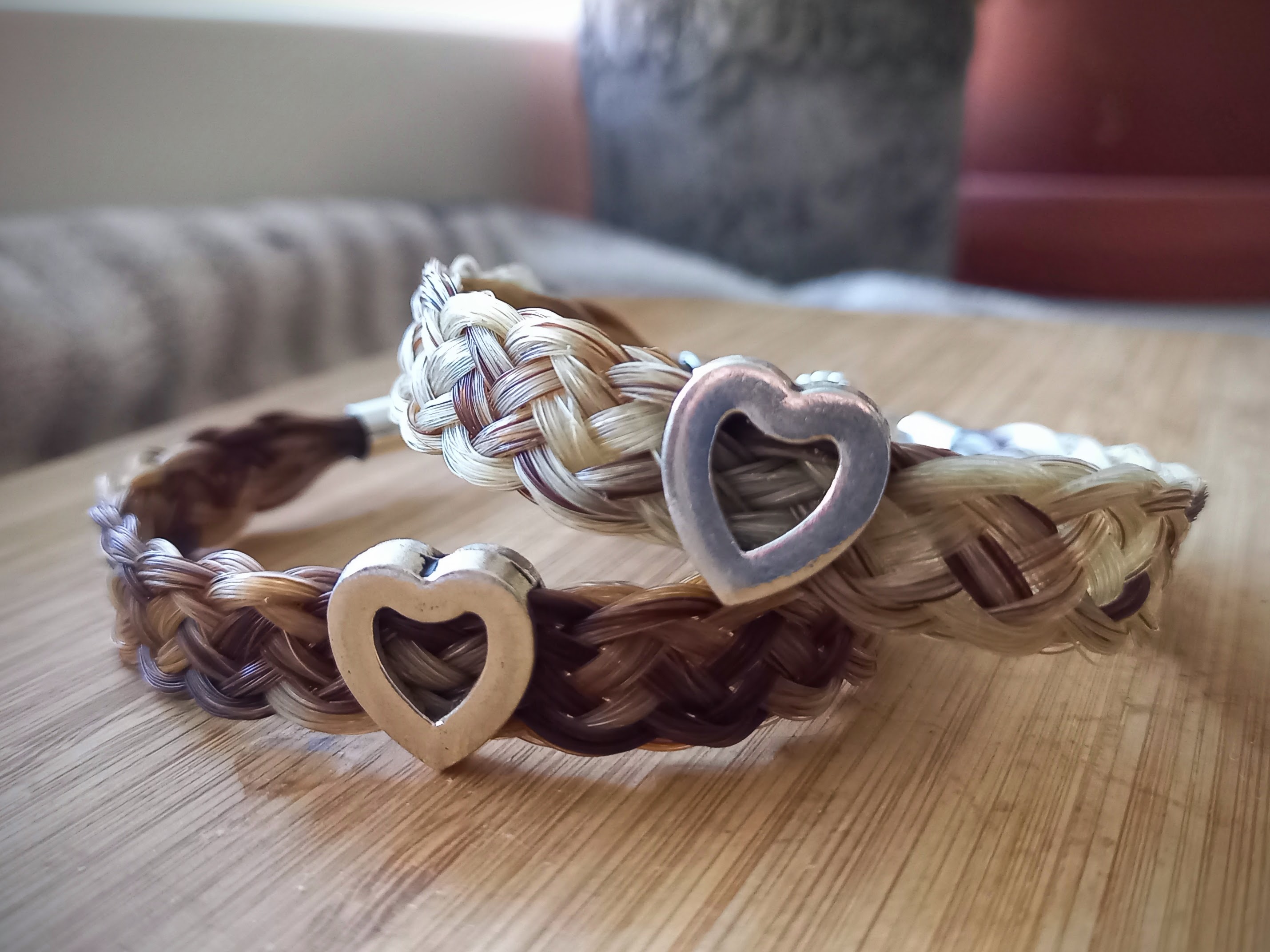 Rannekorut litteällä punoksella ja sydänhelmillä.