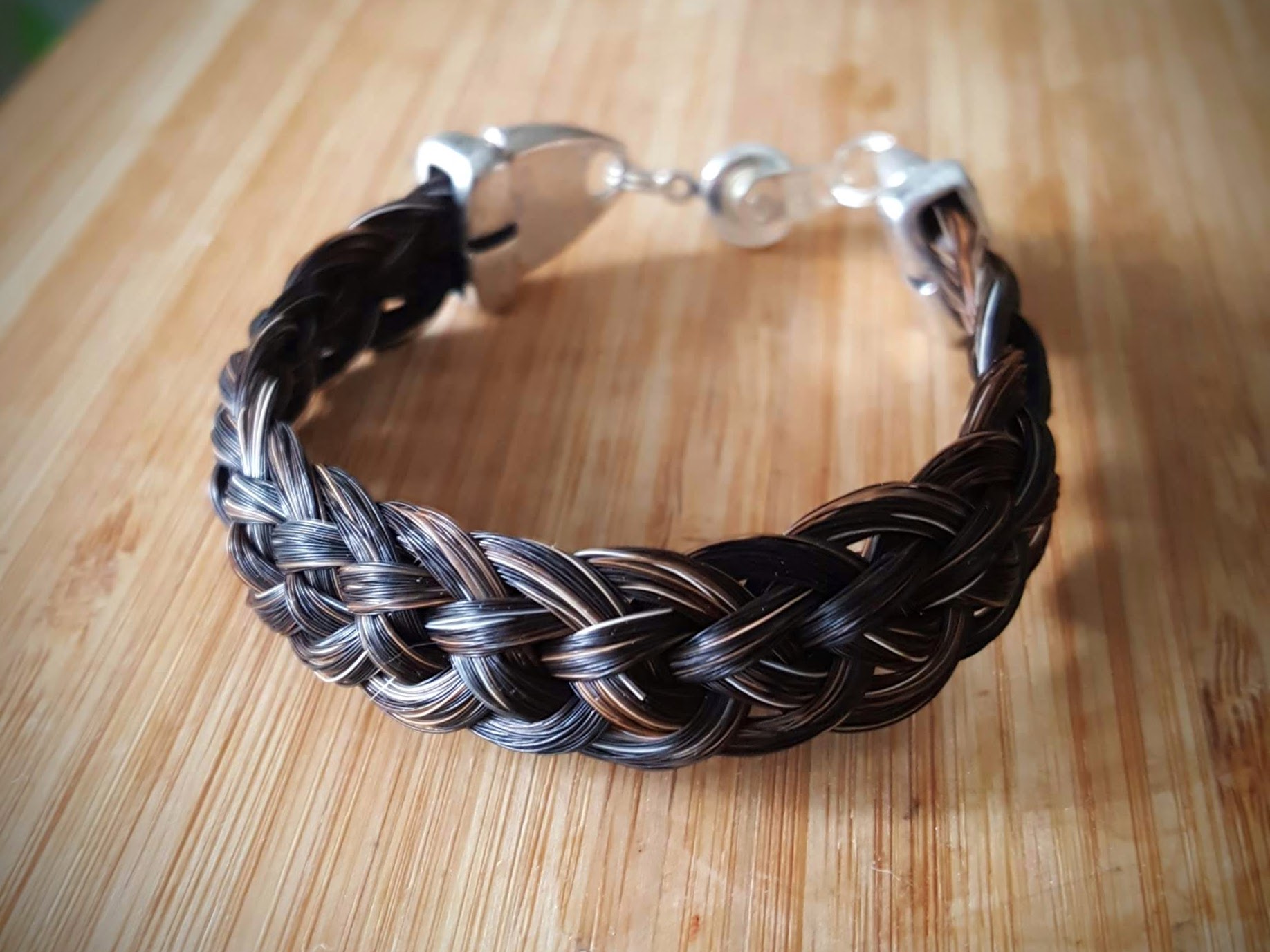 Puolipyöreä punos nepparilukolla.