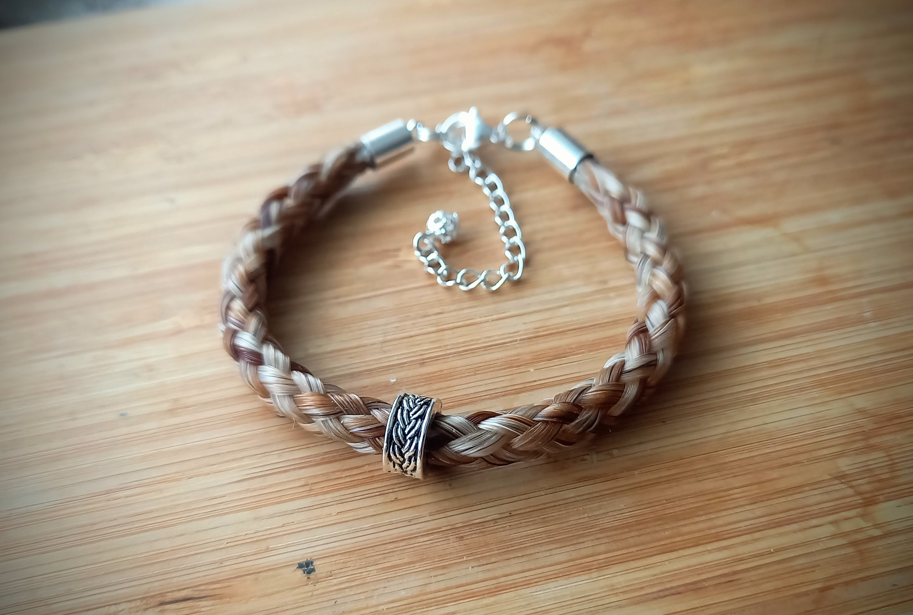 Pyöreä punos ja lettihelmi.