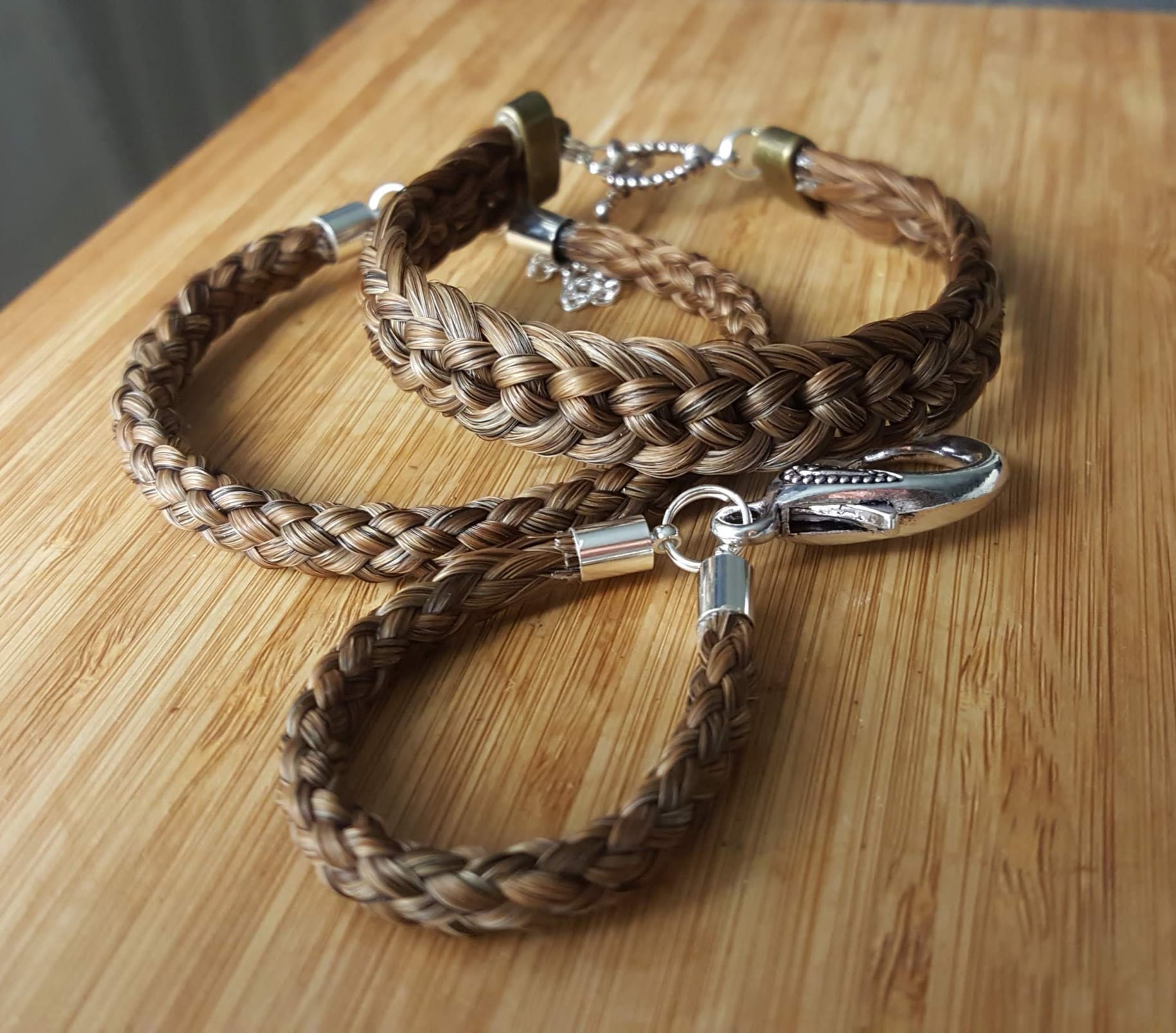 Korusetti edesmenneen hevosystävän jouhista