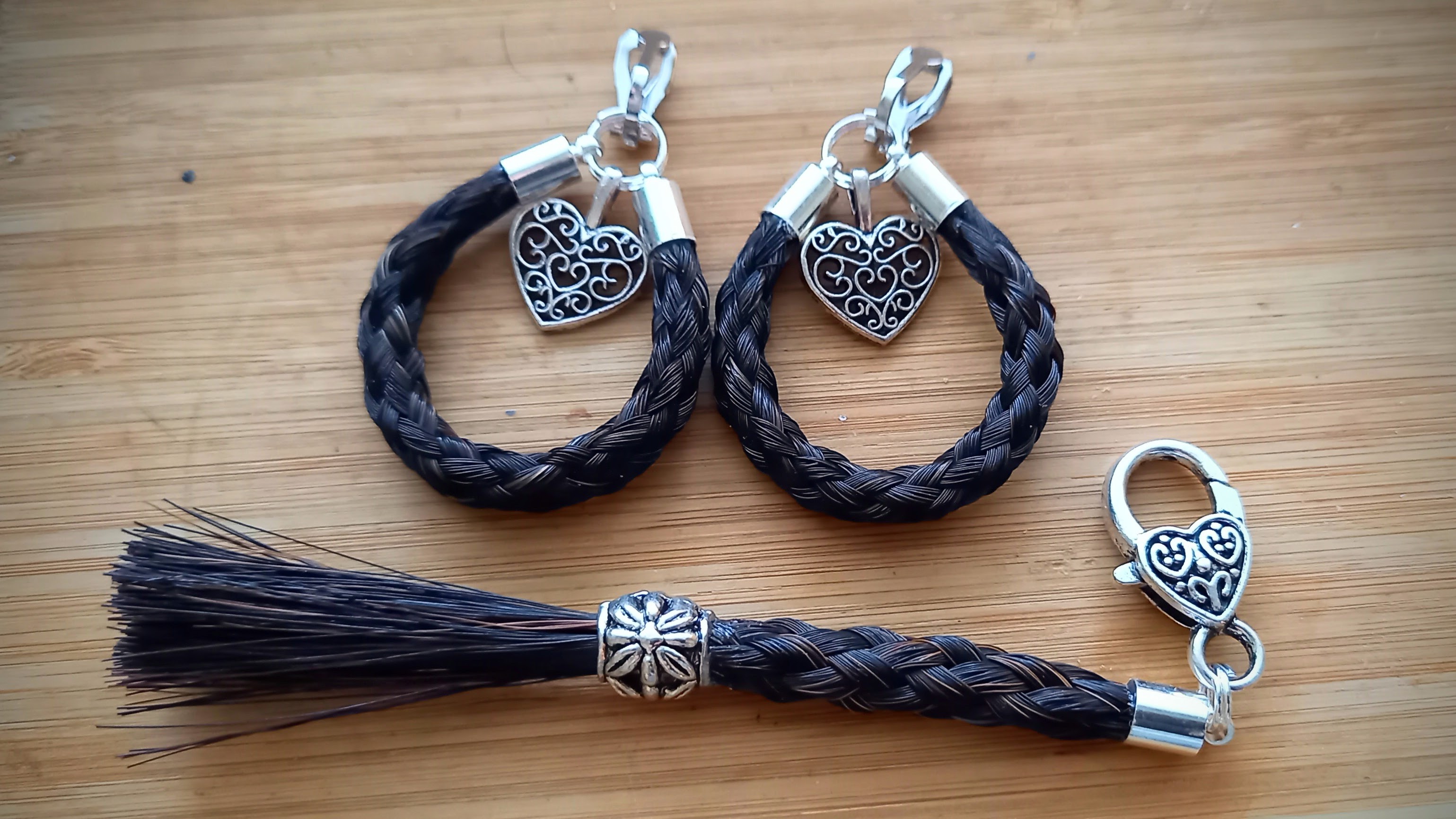 Korvakorut ja avaimenperä.