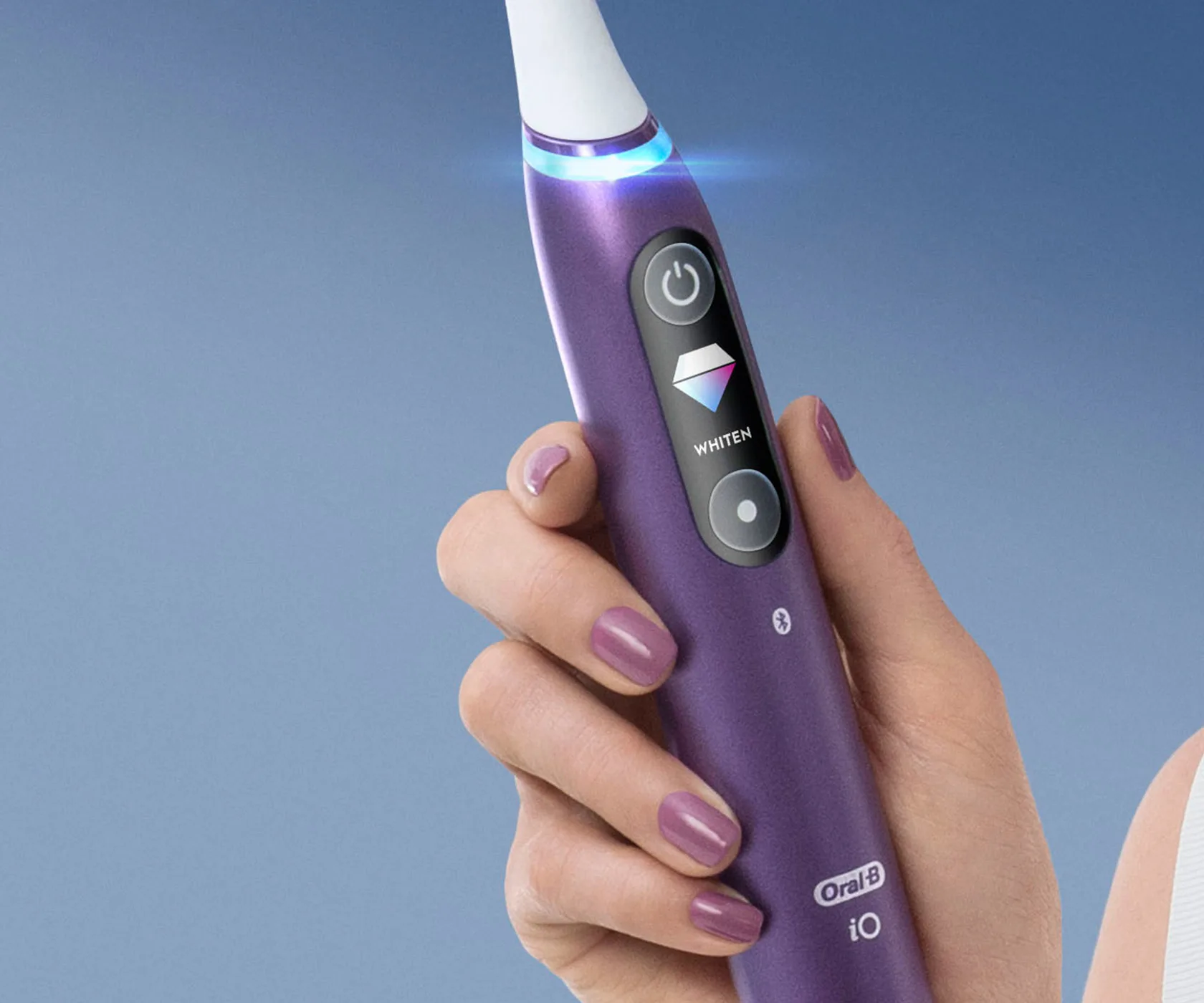 Primo piano dello spazzolino elettrico iO Series 8 con display LCD e sensore di pressione 