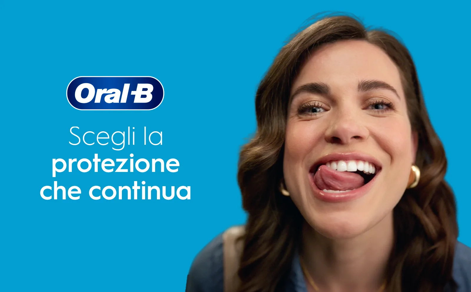 Donna che passa la lingua lungo i denti 